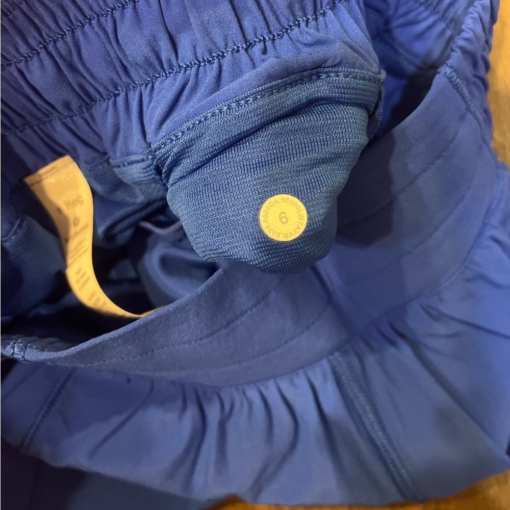 Lululemon Hotty Hot 2.5” Shorts - Picture 5 of 10